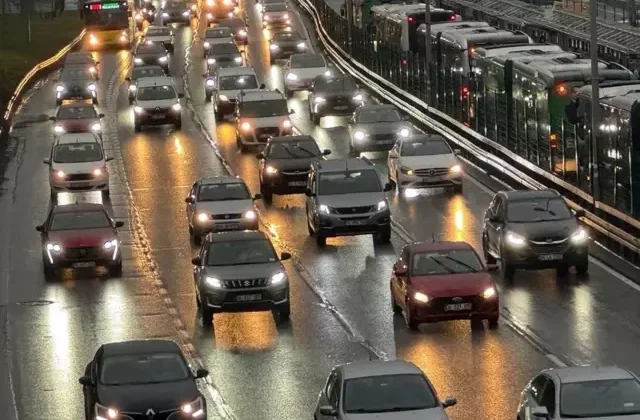 İstanbul’da haftanın ilk günü yağışla birlikte trafik çilesine dönüştü