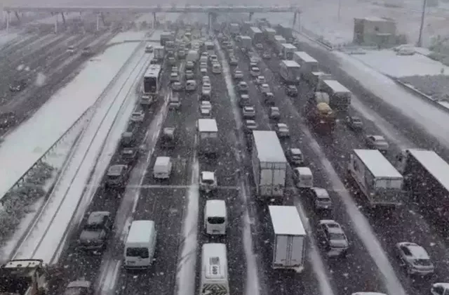 İstanbul’da hayat durma noktasında! Trafik yoğunluğu yüzde 90’a ulaştı