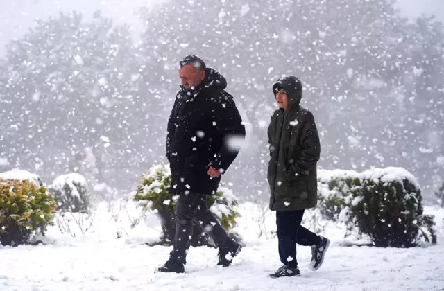 İstanbul’da kar esareti bitmeyecek gibi! Son açıklama öğrencilerin yüzünü güldürecek