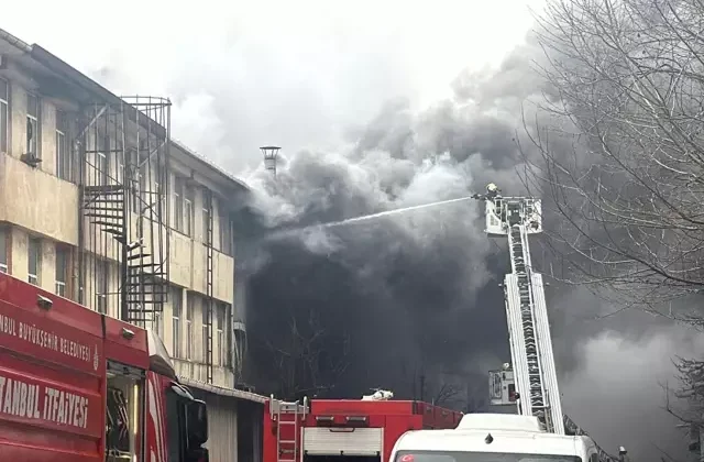 İstanbul’da kauçuk atölyesinde yangın! Dumanlar gökyüzünü kapladı