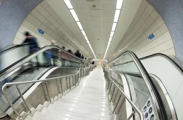 İstanbul’da metrolardaki onlarca yürüyen merdiven aynı anda durdu