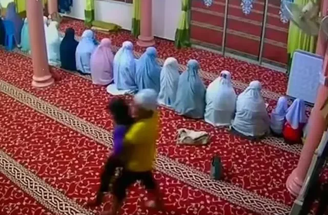 Küçük kızı namaz kıldığı sırada camiden kaçırdı