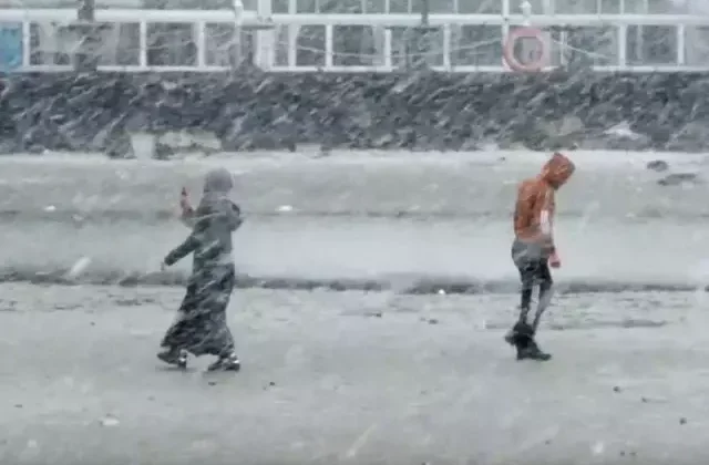 Marmara çekildi, vatandaşlar denizde yürüdü