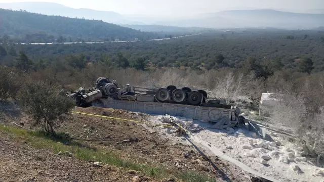 Mersin’de tır devrildi: 2 kişi hayatını kaybetti