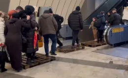 Metrobüs alt geçidini su bastı, vatandaşlar suların içinde yürümek zorunda kaldı