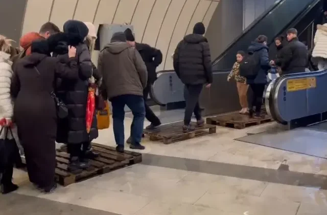 Metrobüs alt geçidini su bastı, vatandaşlar suların içinde yürümek zorunda kaldı