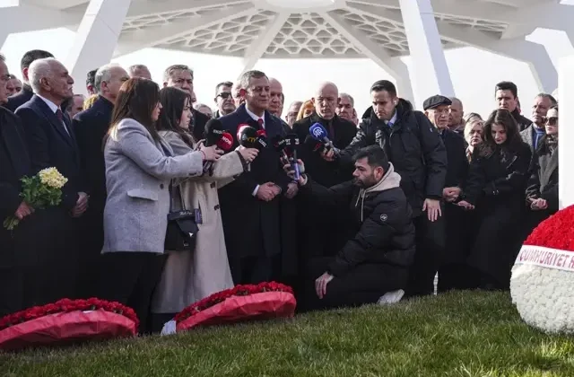 Özel, Baykal’ın mezarı başında söz verdi: 2 yıl içinde iktidar olacağız