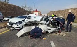 Şanlıurfa’da 4 aracın karıştığı zincirleme trafik kazası kamerada