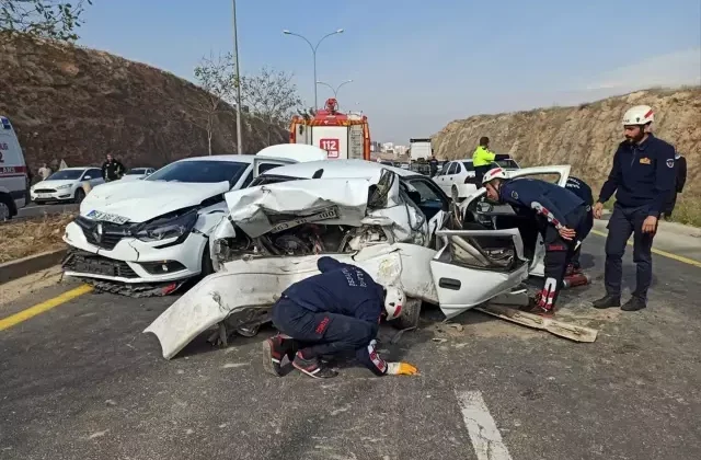 Şanlıurfa’da 4 aracın karıştığı zincirleme trafik kazası kamerada