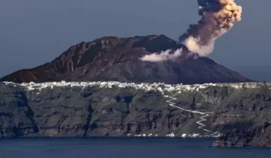 Santorini’deki volkan aktif hale geldi! Yunan uzman beklenilen iki senaryoyu açıkladı