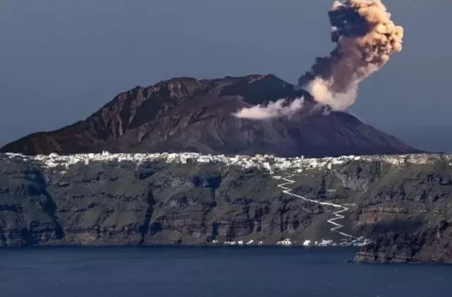 Santorini’deki volkan aktif hale geldi! Yunan uzman beklenilen iki senaryoyu açıkladı