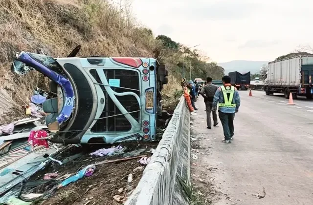 Tayland’da otobüs devrildi: 18 ölü, 31 yaralı