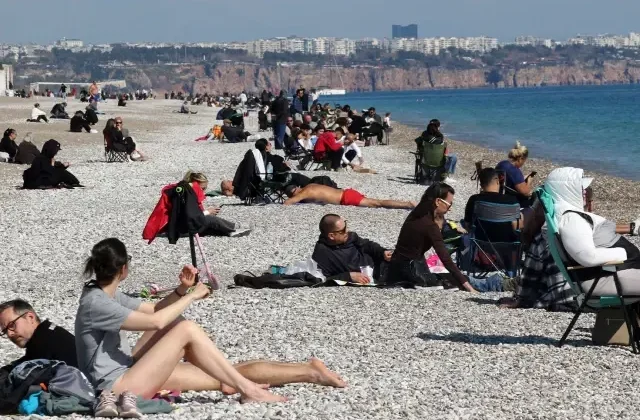 Tüm Türkiye’de kara kış hakimken Antalya sahilleri akın akın doldu