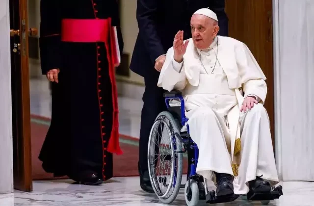 Vatikan, Papa Franciscus’ta zatürre geliştiğini açıkladı