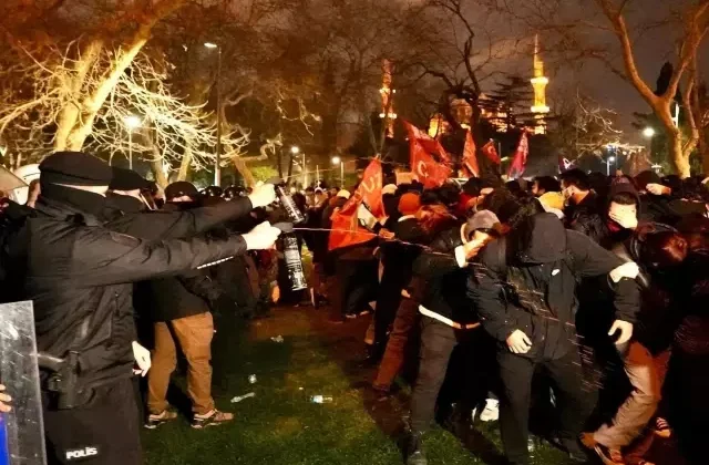 Ankara ve İzmir’de gösteri yasağı uzatıldı