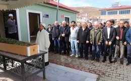 Annesinin tabutu başında kalp krizi geçirip hayatını kaybetti