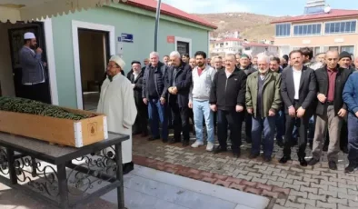 Annesinin tabutu başında kalp krizi geçirip hayatını kaybetti