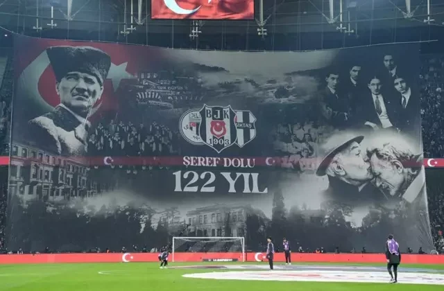 Beşiktaş tribünlerinden 122. yıla özel devasa koreografi