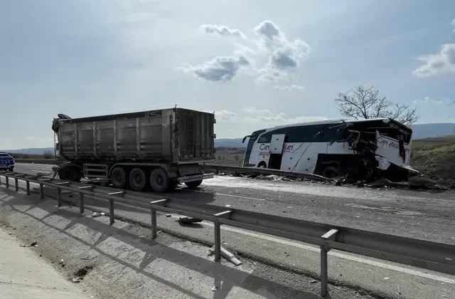 Bozüyük’te tır yolcu otobüsüne arkadan çarptı! Çok sayıda yaralı var