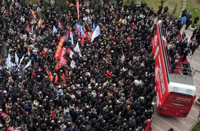 CHP Genel Merkezi’nde “demokrasi nöbeti”: Yol arkadaşlarımızı yedirtmeyiz