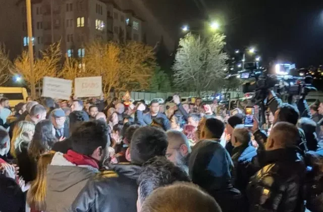 CHP İmamoğlu kararını YÖK’ün önünde protesto etti