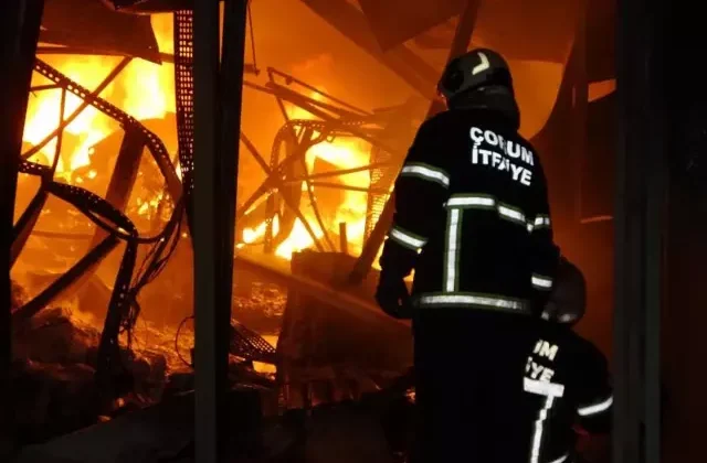 Çorum’daki gıda fabrikasında yangın: 7 kişi dumandan etkilendi