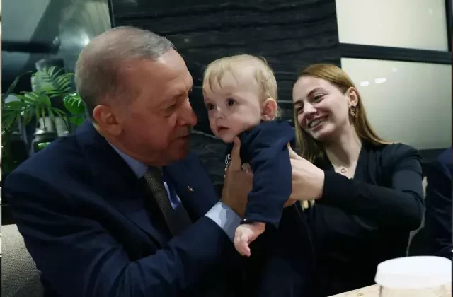 Cumhurbaşkanı Erdoğan bir kafede vatandaşlarla sohbet etti, çocukları sevdi