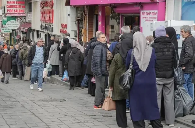 Fiyatı duyan koştu! 1 saat sırada bekleyip esnafa teşekkür ettiler