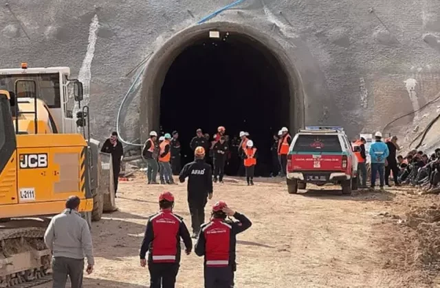 Hızlı tren inşaatı sırasında işçilerin üzerine kaya parçaları düştü! Bir işçi hayatını kaybetti