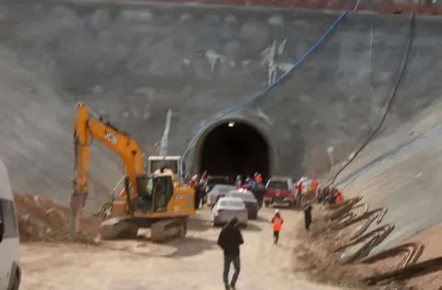 Hızlı tren şantiyesinde kaya düştü: Ölü ve yaralılar var