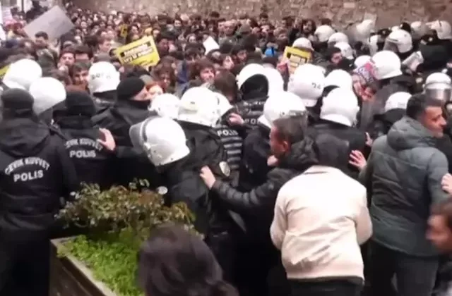 İstanbul Üniversitesi’nde İmamoğlu protestosu! Polisle arbede yaşandı