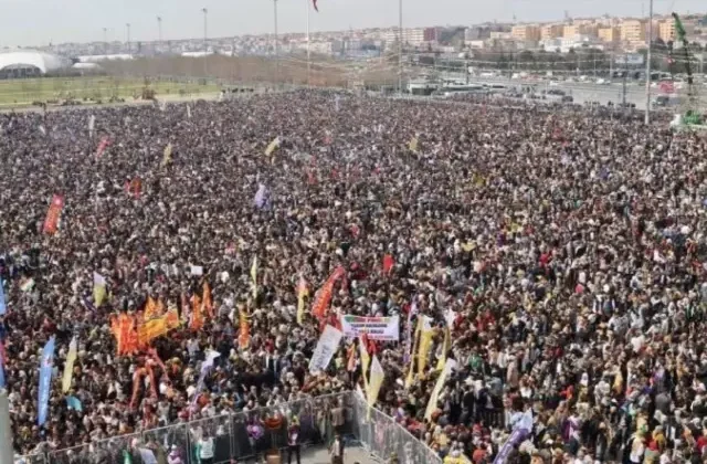 İstanbul Valiliği: Nevruz’da yasadışı slogan atıp, pankart açan 28 kişi için yasal işlem başlatıldı