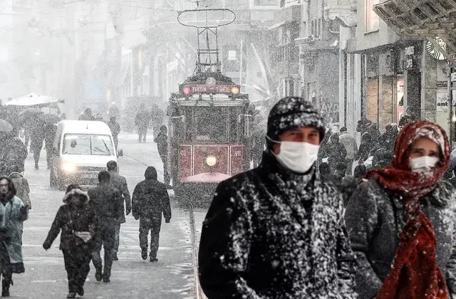 İstanbul’a peş peşe uyarılar! AKOM kar yağışı için gün verdi