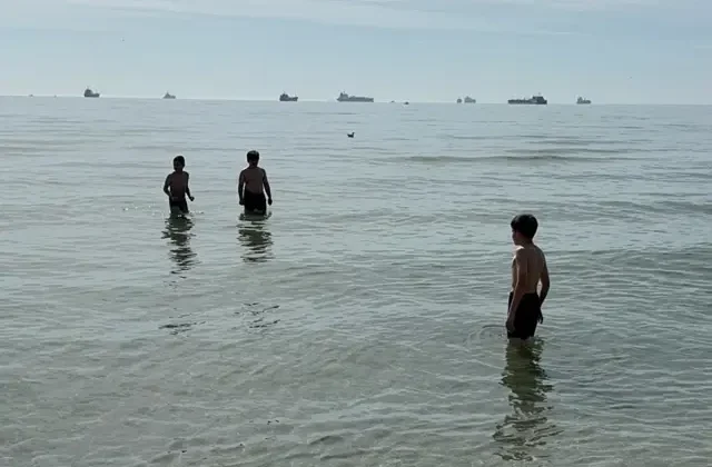 İstanbul’da kar öncesi deniz keyfi! Sahile koştular