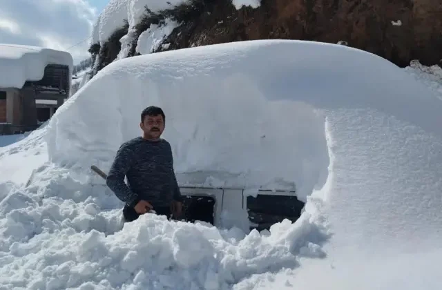 Karın esir aldığı ilimiz! Elinde kürekle saatlerce park ettiği arabasını aradı