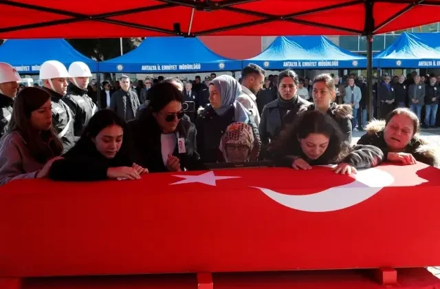 Kazada hayatını kaybeden polisin kızının feryadı yürekleri dağladı: Götürmeyin babamı