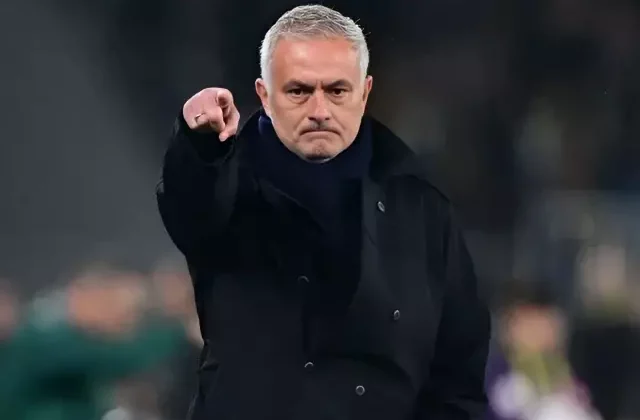 Konuşmalar ortaya çıktı! Mourinho, Rangers maçından sonra soyunma odasını inletmiş