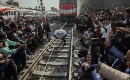 Olağanüstü deneme! Oruçlu haliyle yüzlerce tonluk treni çekti