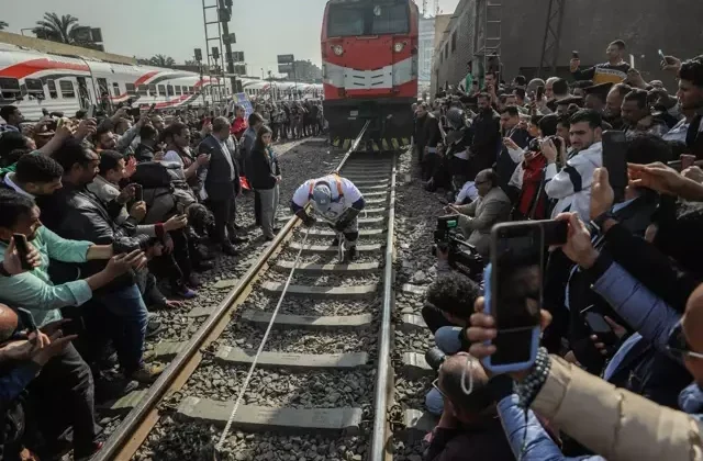 Olağanüstü deneme! Oruçlu haliyle yüzlerce tonluk treni çekti