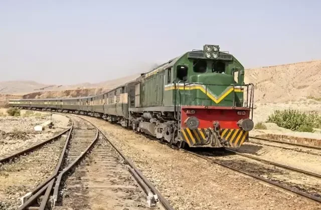 Pakistan’da tren saldırısı! Militanlar 450 yolcuyu rehin aldı