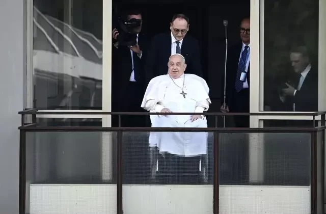 Papa Francis, tedavi gördüğü hastaneden taburcu oldu