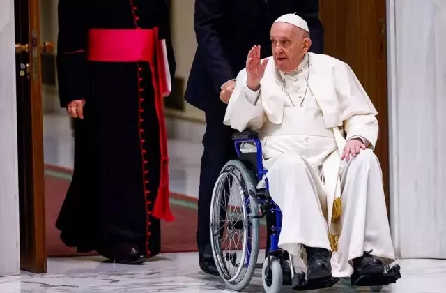 Papa’dan hastanede tedavi altına alınmasından bu yana ilk fotoğraf