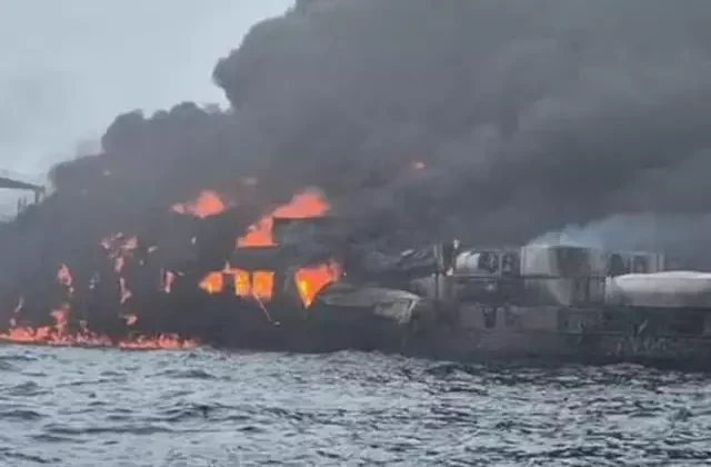 Petrol tankeri, yük gemisi ile çarpıştıktan sonra infilak etti