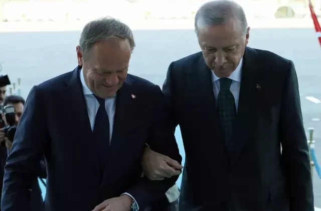 Polonya Başbakanı Tusk kırık ayakla Türkiye’ye geldi, Erdoğan koluna girdi