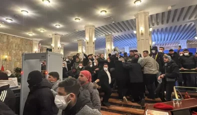 Saraçhane’de gerginlik tırmandı! Polisten kaçan protestocular İBB binasına girdi