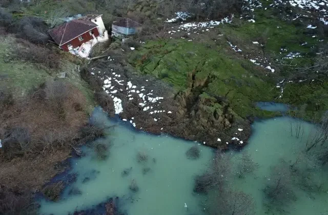 Sinop’ta yollar sular altında kaldı, devasa gölet oluştu