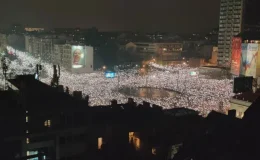 Sırbistan’da 15 kişinin öldüğü kazananın ardından ülke tarihinin en büyük protestosu gerçekleşti