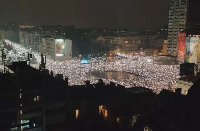 Sırbistan’da 15 kişinin öldüğü kazananın ardından ülke tarihinin en büyük protestosu gerçekleşti