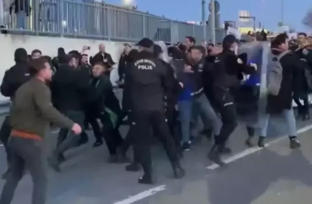 Taksim’e yürümek isteyen İstanbul Barosu avukatlarına polis müdahalesi