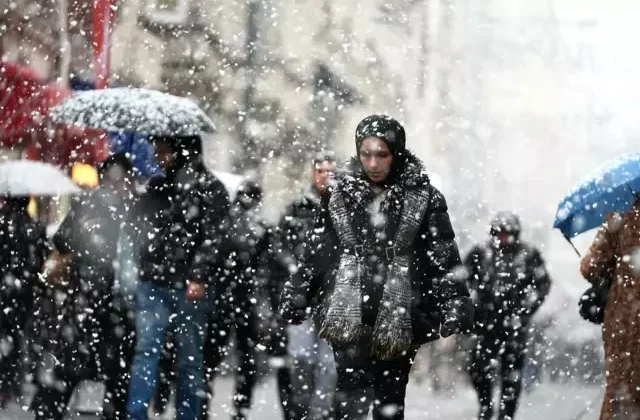 Tarihe geçecek sıcaklık değişimi! İstanbul’a bile kar yağışı göründü